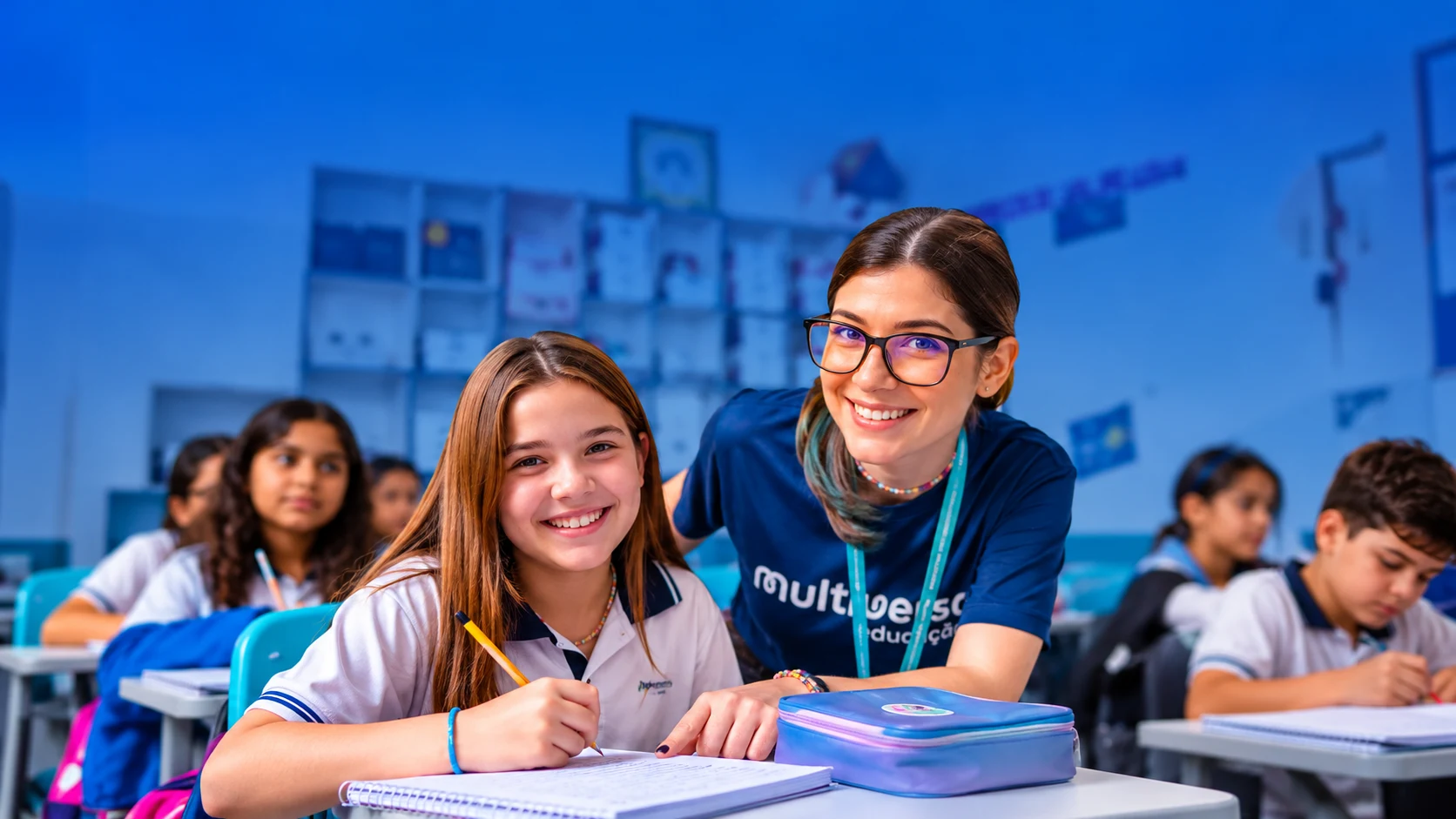 Professora Multiverso acompanhando aluna em sala de aula